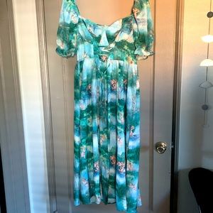 Angel Print long dress with short slit and puff sleeves